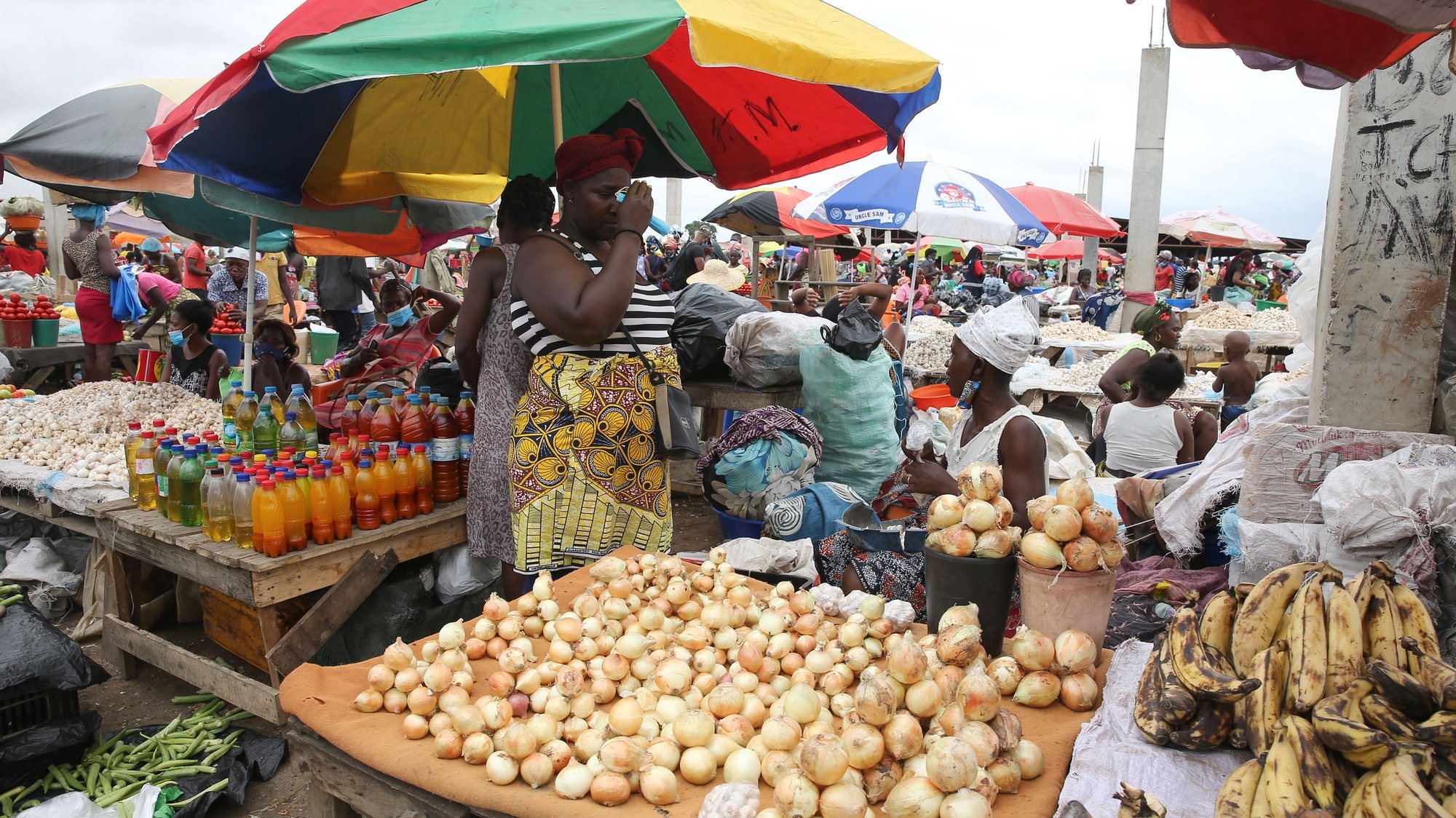 Vendedeira em Um Mercado Municipal em Angola