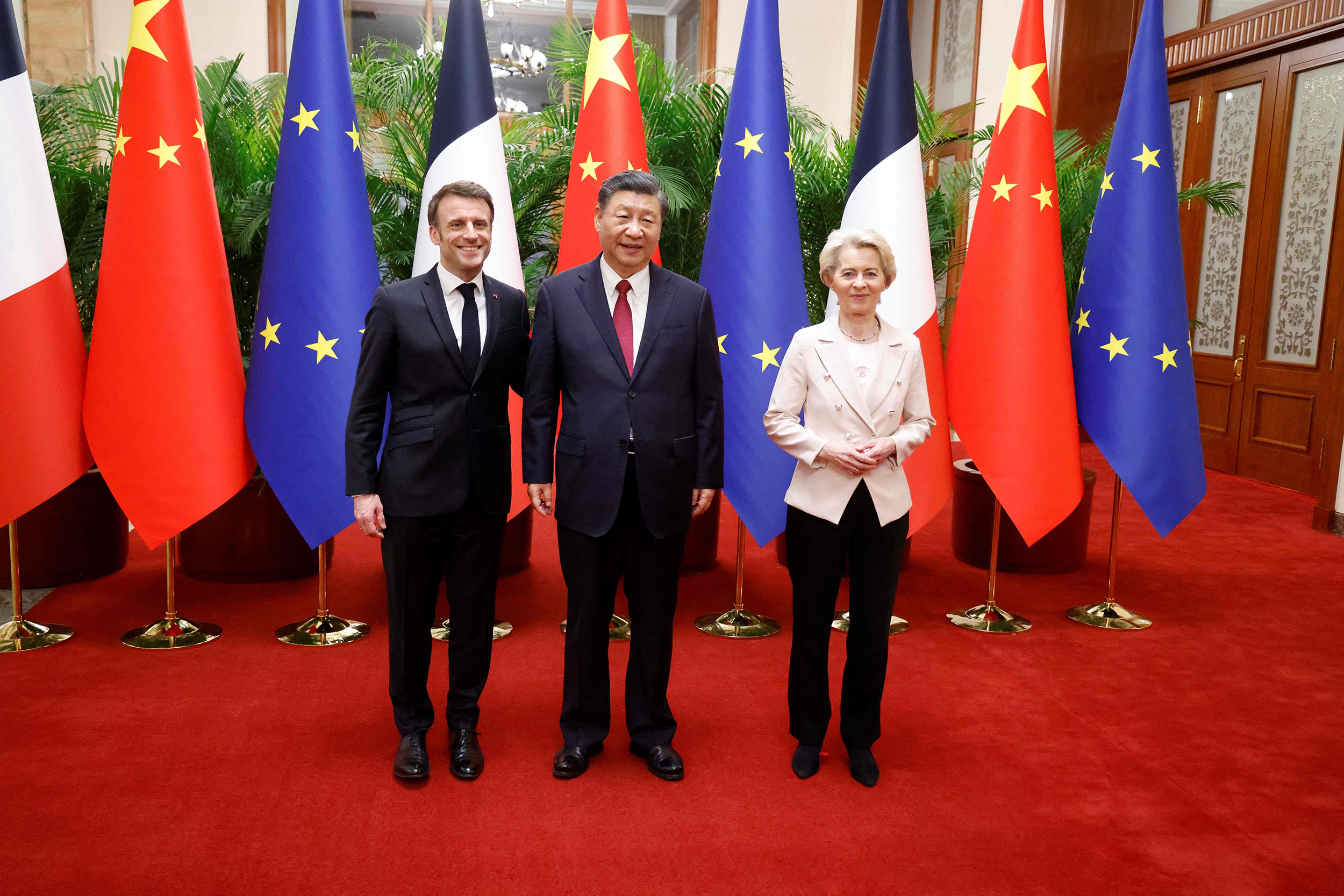 Emmanuel Macron, Xi Jinping e Ursula von der Leyen via Getty Images