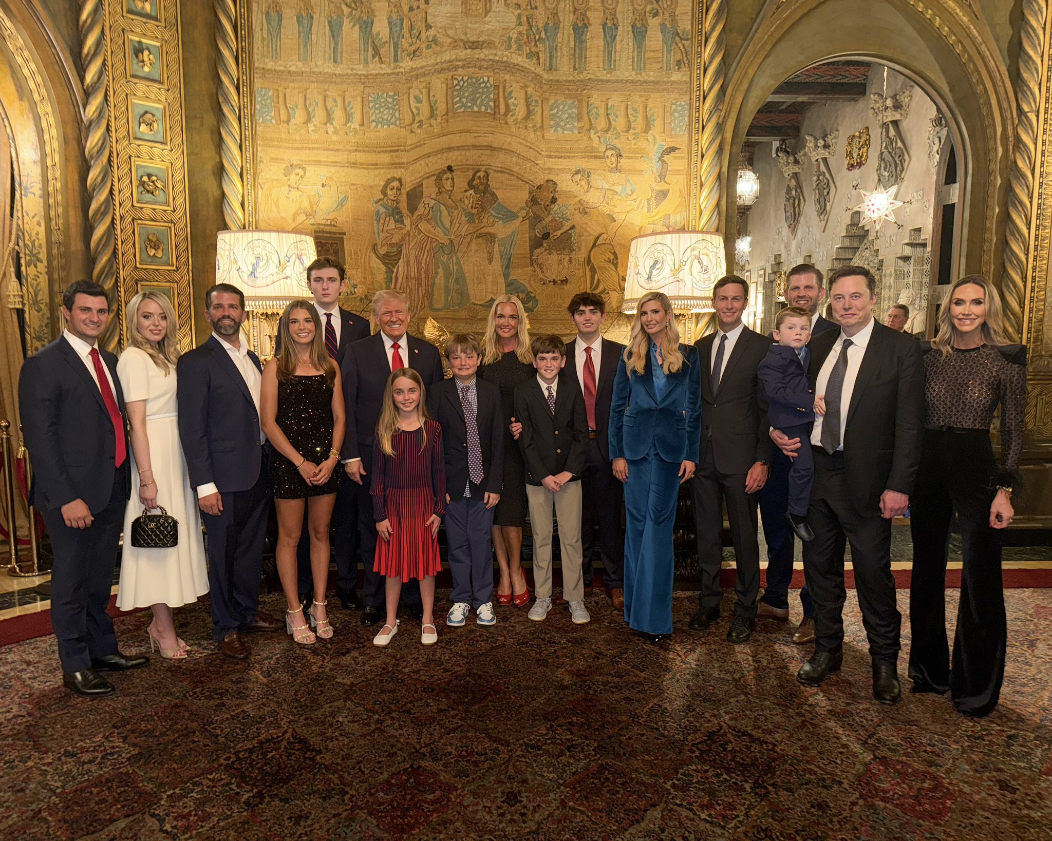 Donald Trump e Elon Musk em Foto de Família Após a Vitória de Trump