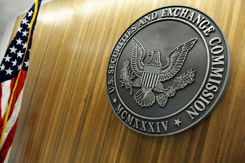 SEC anuncia força-tarefa internacional contra fraudes com foco em esquemas de "pump-and-dump"