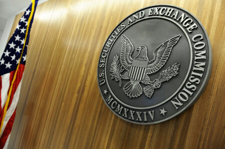 SEC anuncia força-tarefa internacional contra fraudes com foco em esquemas de "pump-and-dump"